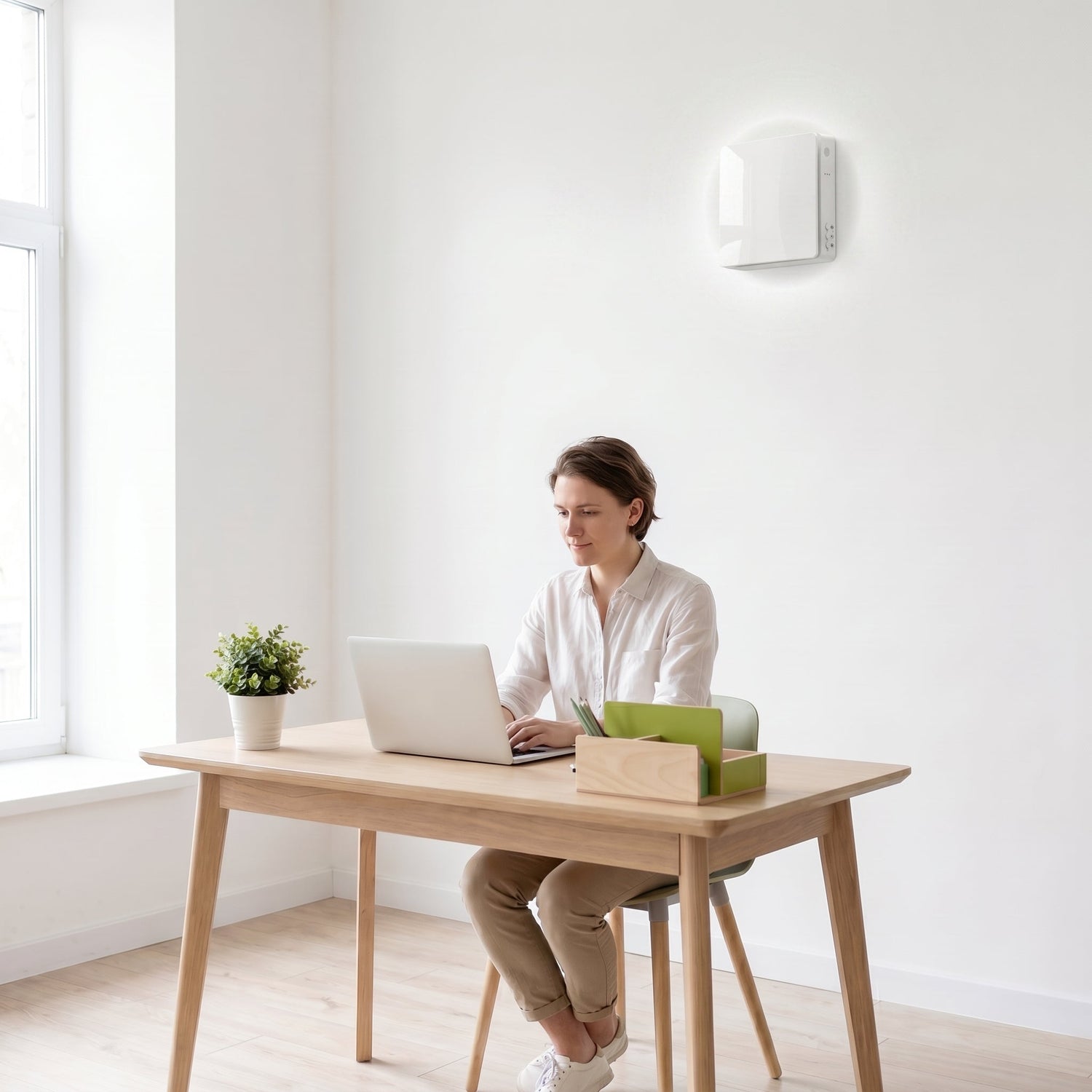 Arida Venti 110 WiFi romventilator montert på vegg i hjemmekontor, soverom og stue
