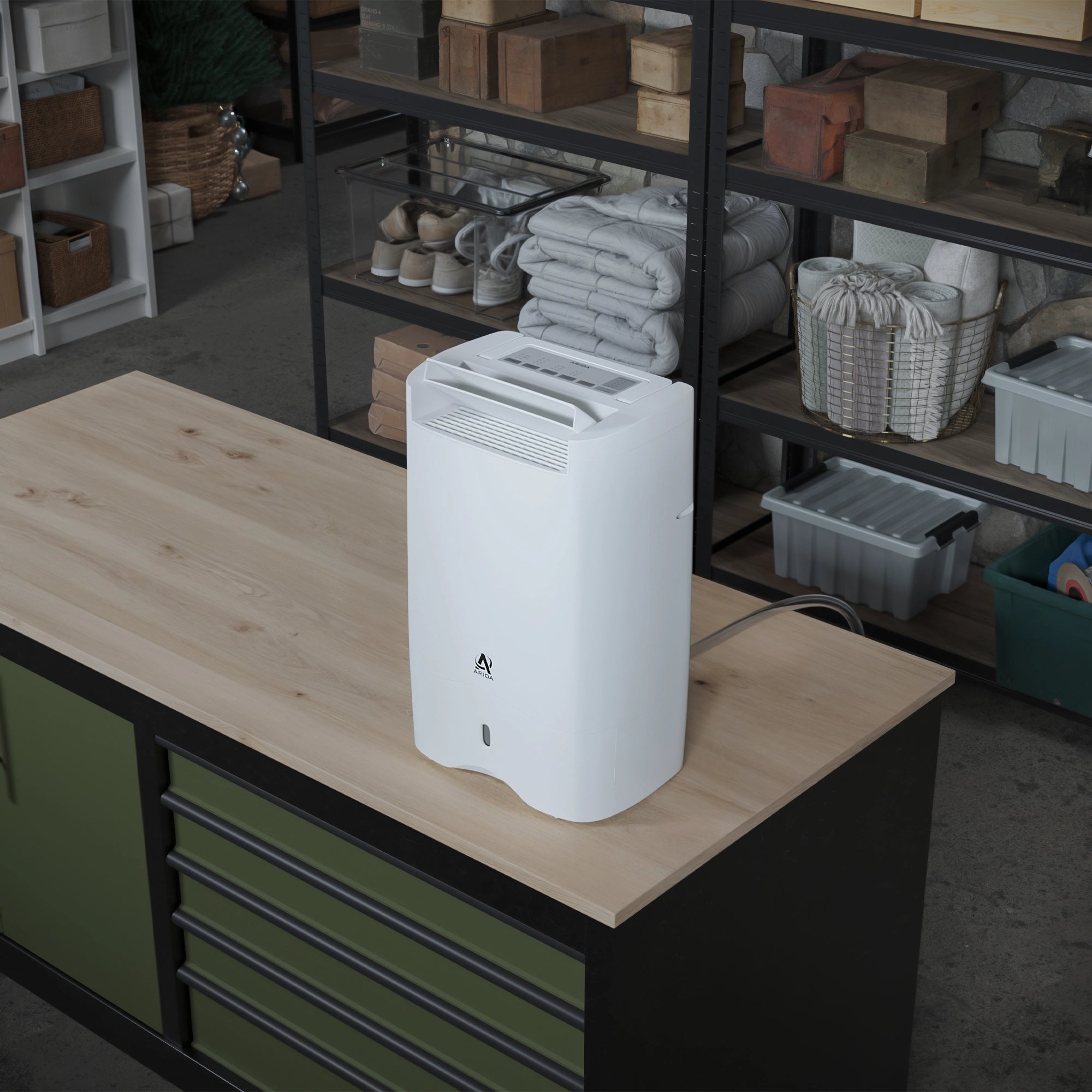 Arida Sandefjord luftavfukter med tørkerotor og WiFi i kjeller på benk med slange for kontinuerlig drenering