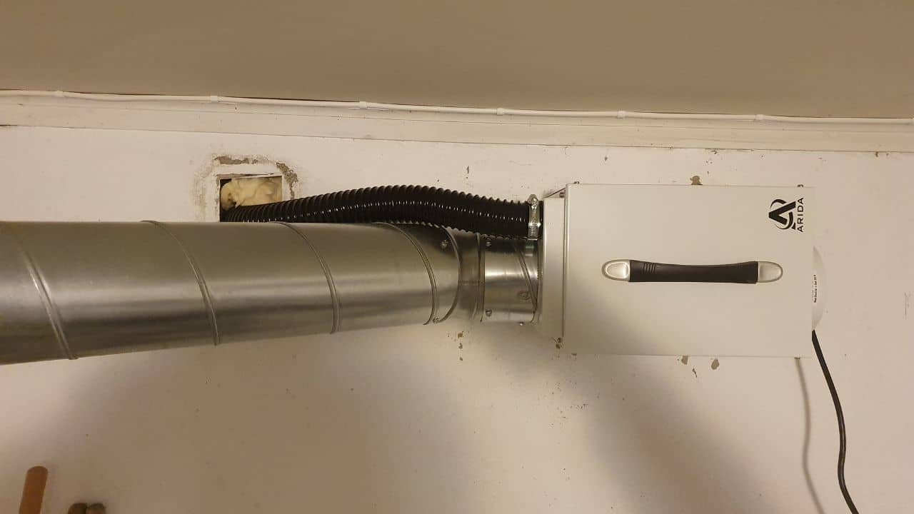 Avfukter-Arida-S12-montert-pa-vegg-i-kjeller.jpg