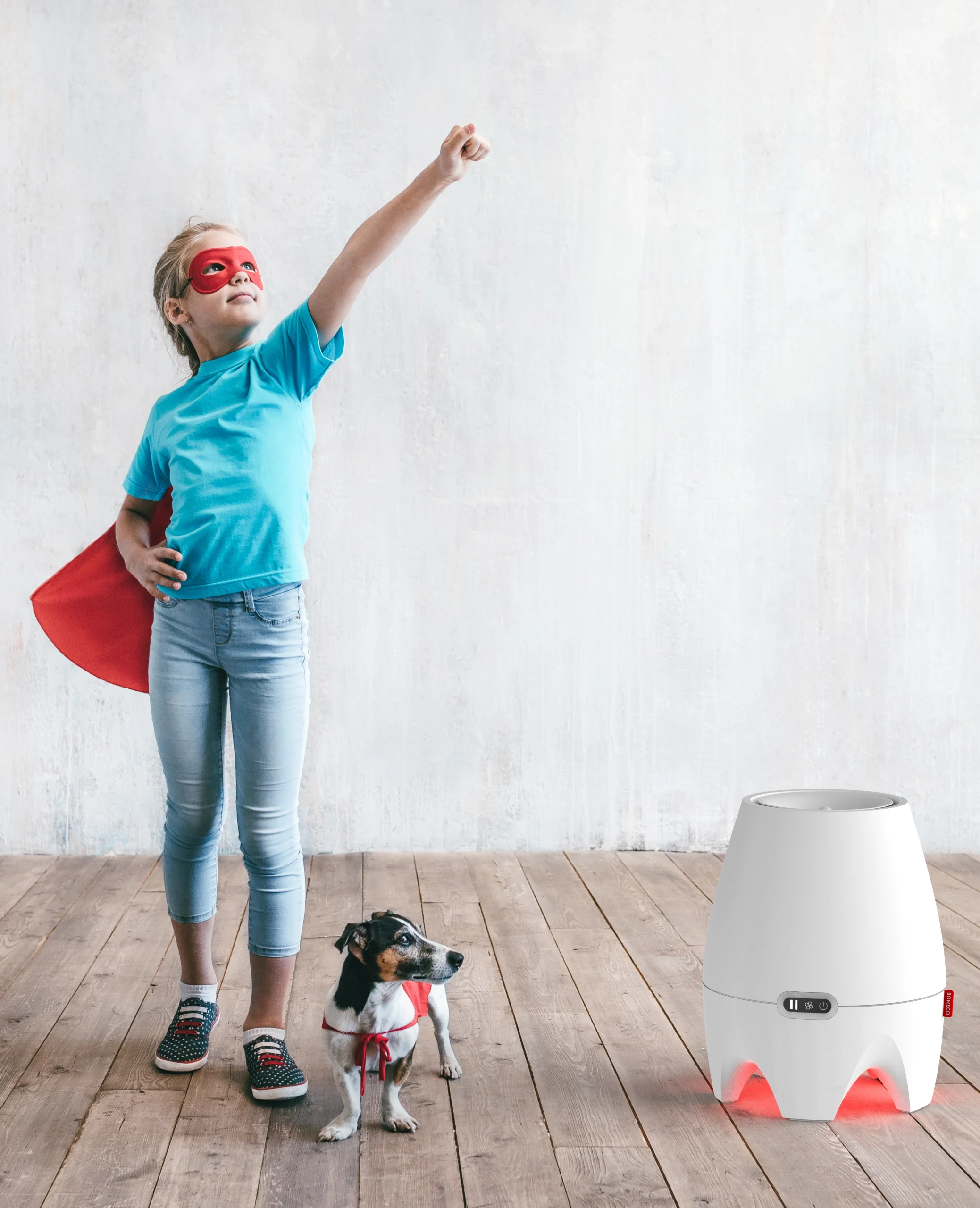 hvit luftfukter på gulv ved siden av hund og barn med supermann-drakt