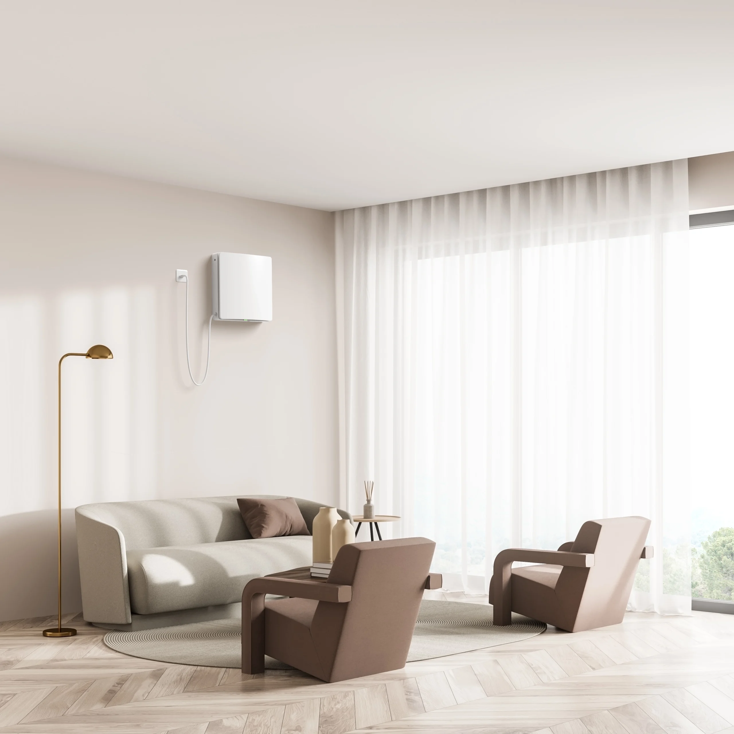 romventilator på vegg koblet til stikkontakt i stue med sofa, stoler, teppe, lampe, vindu, hvite gardiner