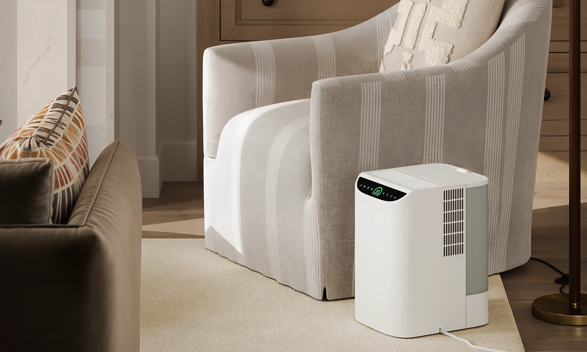 hvit luftfukter med sort betjeningspanel på gulv i stue ved stol teppe og sofa