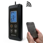 hånd med mobiltelefon og betjeningspanel med knapper