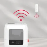 hvit luftfukter med wifi signaler mot hvit sensor