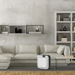 BONECO H700 luftfukter og luftrenser i stue foran sofa