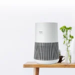 luftrenser på bord med planter